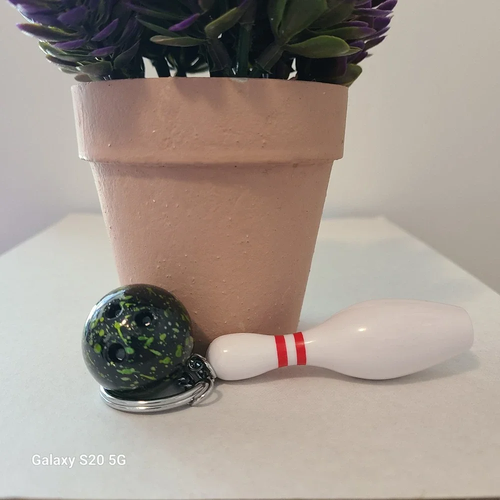 Green Bowling Ball and Pin Keychain Novelty‎ Key Ring Sporty Collectible NWOT